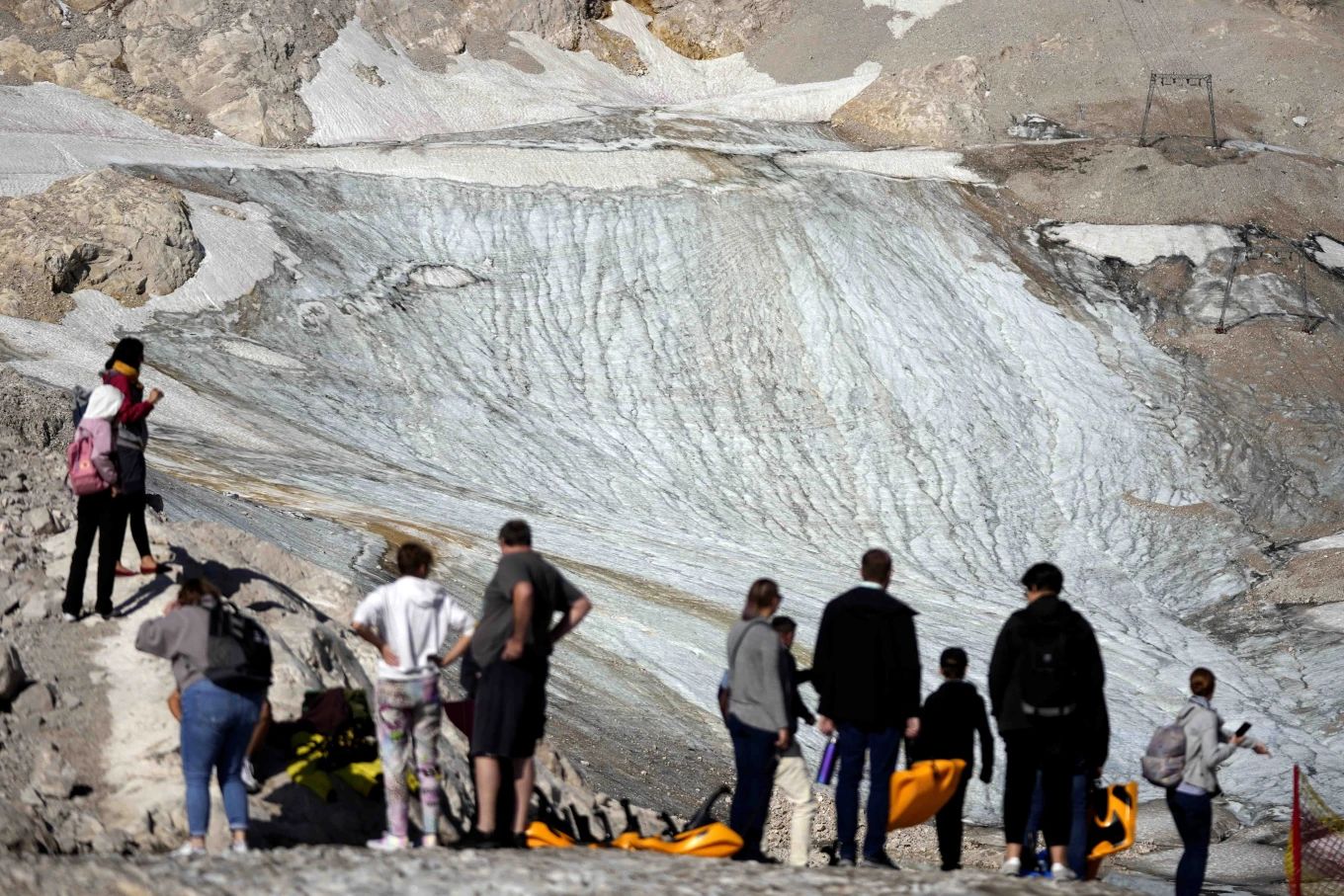 Turistas visitan el glaciar Shneeferner antes de que desaparezca. - Foto Matthias Schrader/AP
