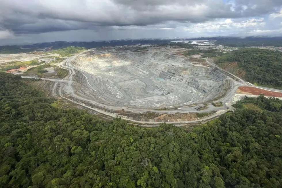Vista aérea de la mina de cobre a cielo abierto en Panamá. - Foto Abraham Teran/AP