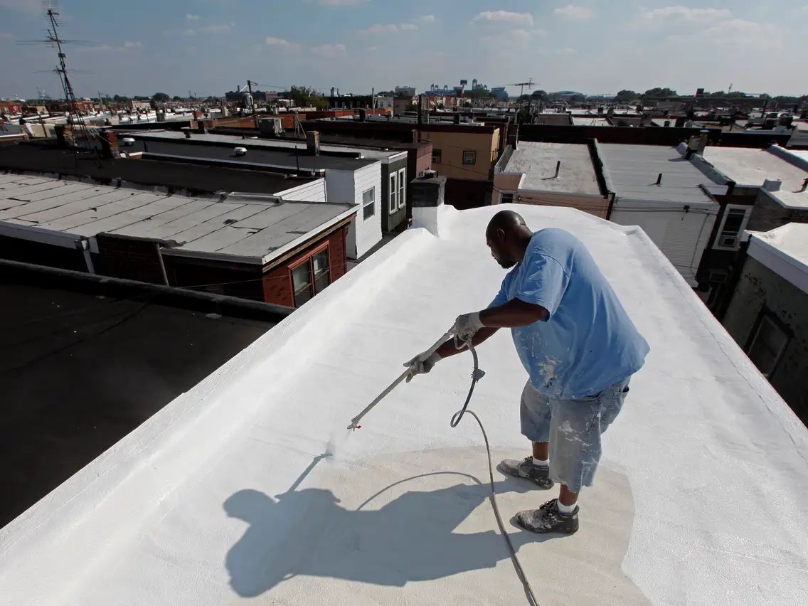 Los techos con pintura reflectante ayudan a que los hogares absorban menos calor en condiciones extremas. - Foto Matt Rourke/AP