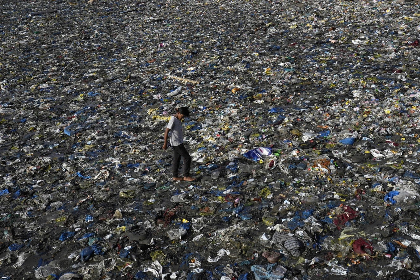 Contaminación plástica en playa de Mumbai, India, junio 2023. - Foto Rajanish Kakade/AP