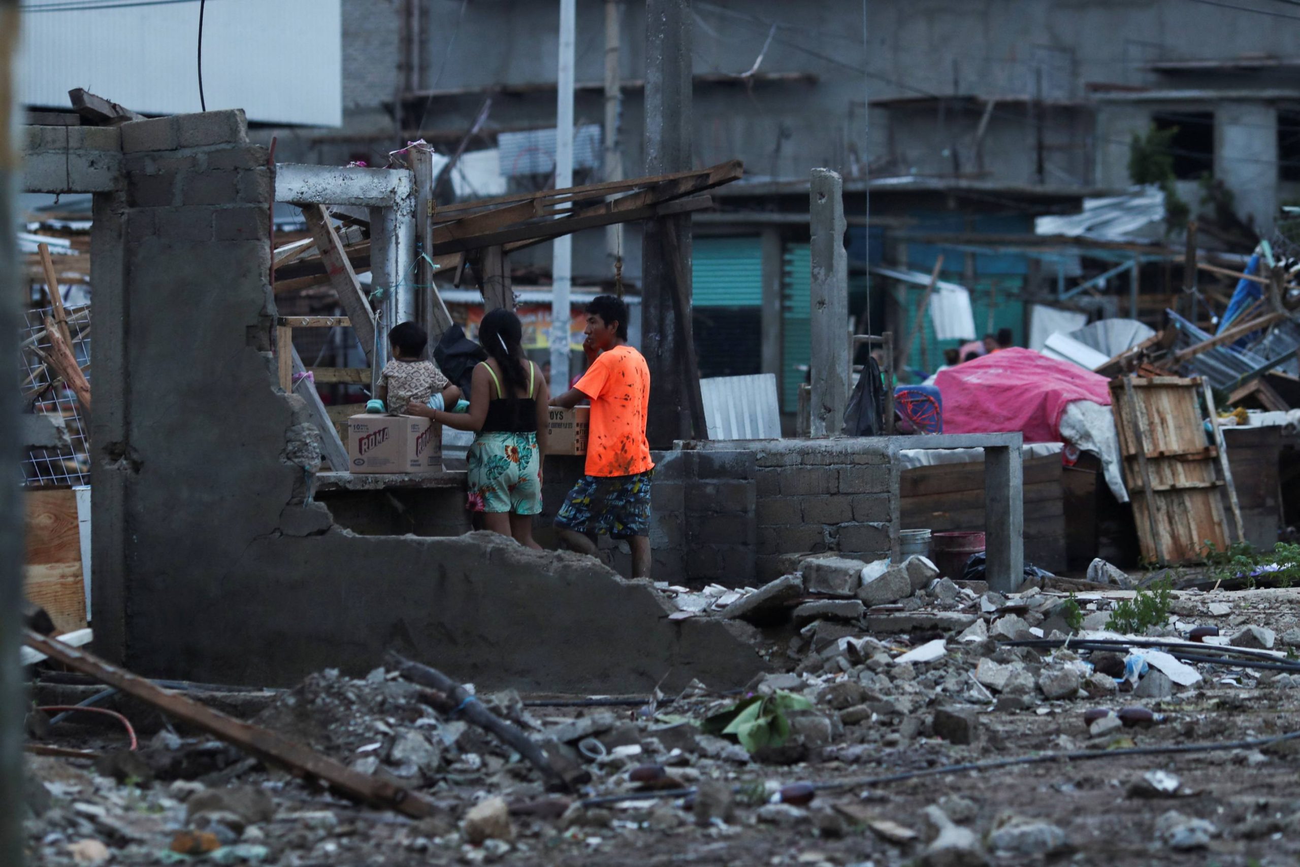 Tanto negocios como hogares quedaron destruidos por el paso del huracán Otis. - Foto Henry Romero/Reuters