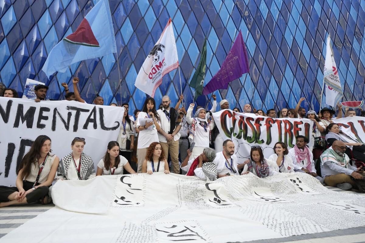 Las protestas estuvieron presentes en la COP28 - Peter Dejong/AP