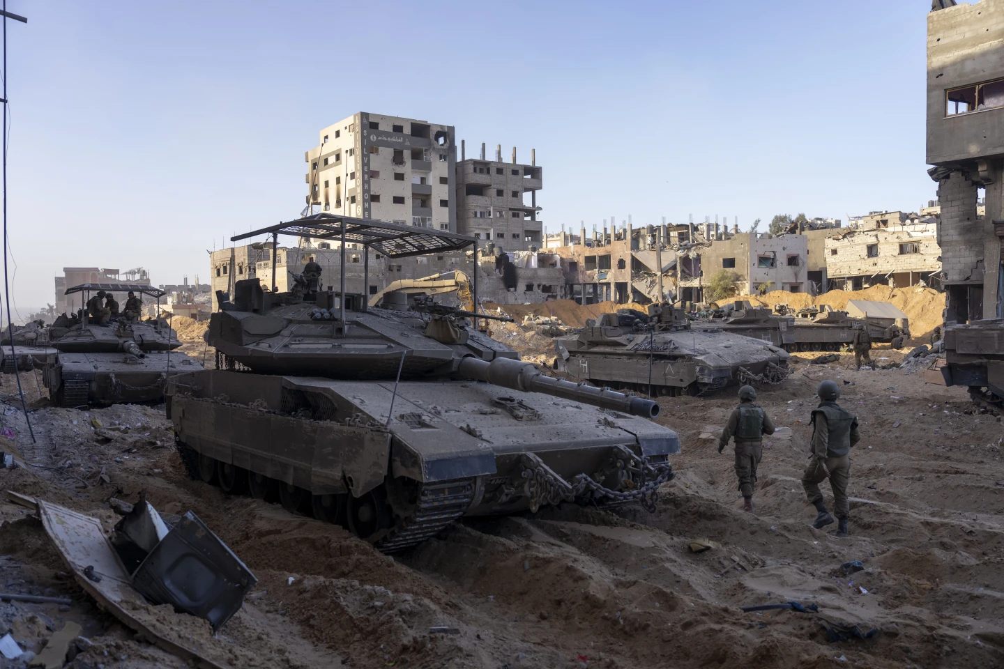 Tropas israelies entre escombros de Gaza. - Foto Ohad Zwingenberg/AP