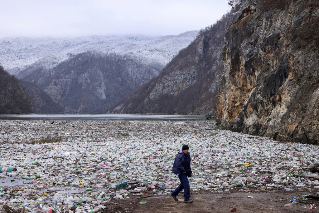 Río contaminado por plásticos en Bosnia. - Foto Armin Durgut/AP