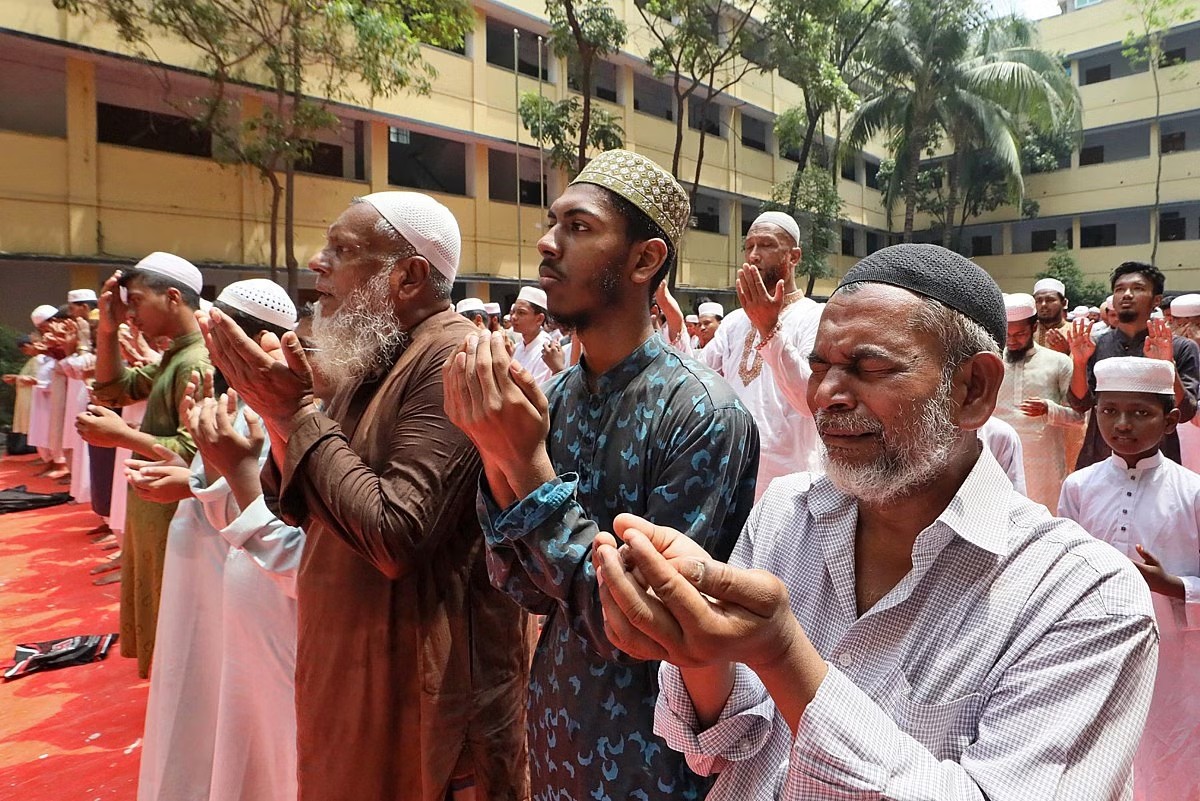 Miles de musulmanes oraron por la lluvia debido al calor extremo que afecta las comunidades. - Foto AFP