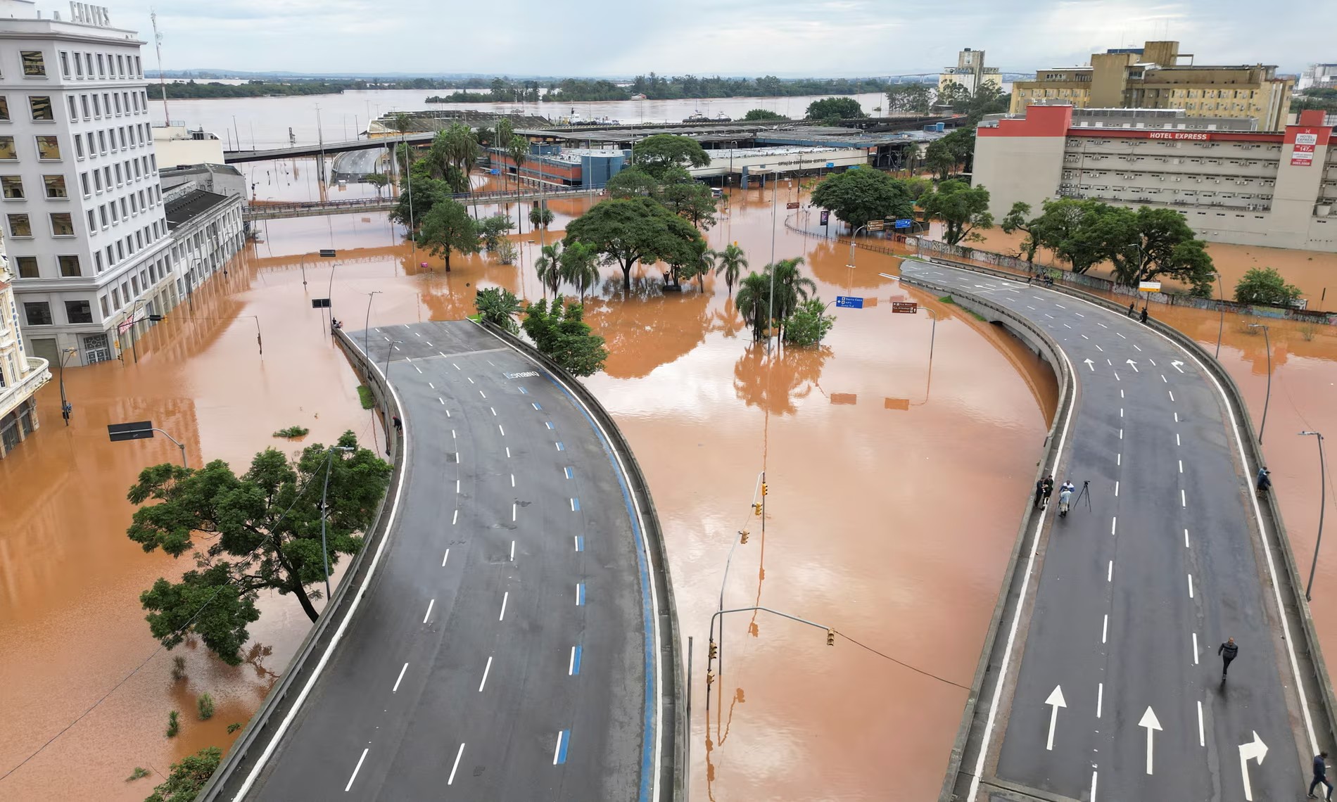 Calles inundadas en Porto Alegre, Brasil por fuertes lluvias en mayo. - Foto Renan Mattos/Reuters