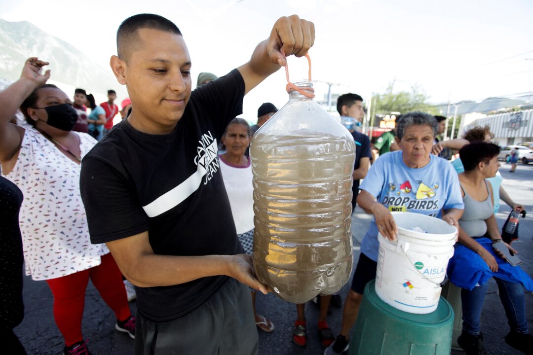 Agua contaminada distribuida en Monterrey, México, durante periodo de sequía. - Foto Daniel Becerril/Reuters