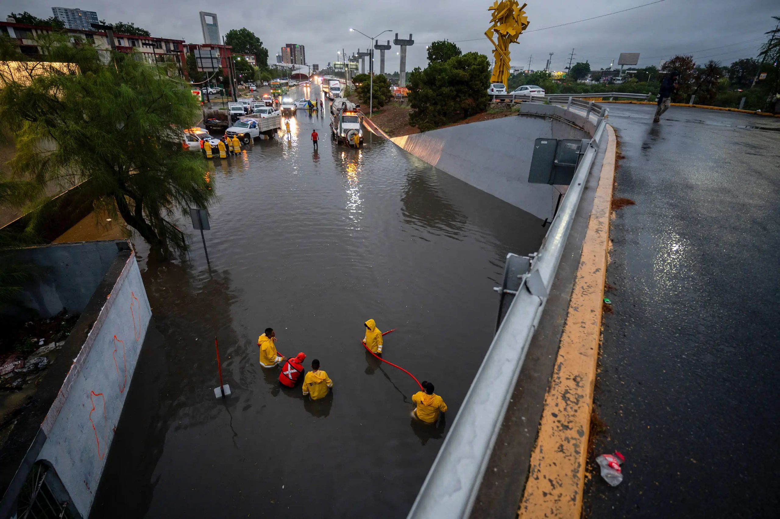 Calles inundadas en Monterrey por las fuertes lluvias. - Foto Miguel Sierra/EFE