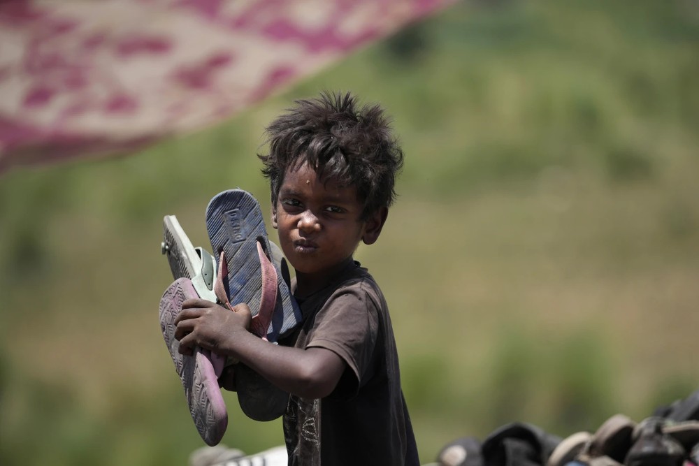 Tanto adultos como niños que viven de estas prácticas se encuentran expuestos a la contaminación por basura y el calor extremo. - Foto Channi Anand/AP