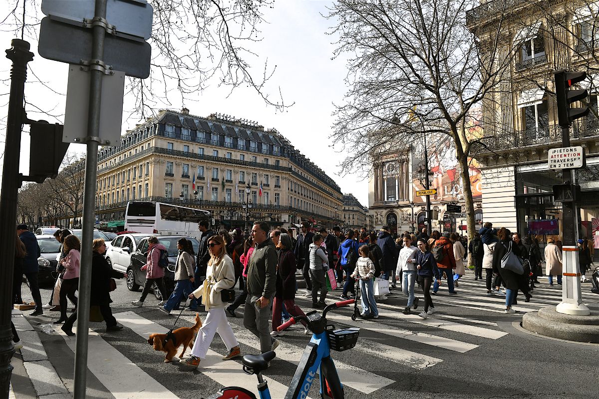 En París las calles están adaptadas para la comodidad de los peatones y el uso de transporte público. - Foto  Olivier DJIANN/Gettyimages