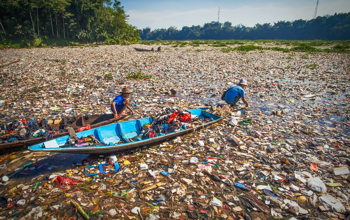 Mar de basura en el río Citarum, Indonesia. - Foto Sony Herdiana/Gettyimages