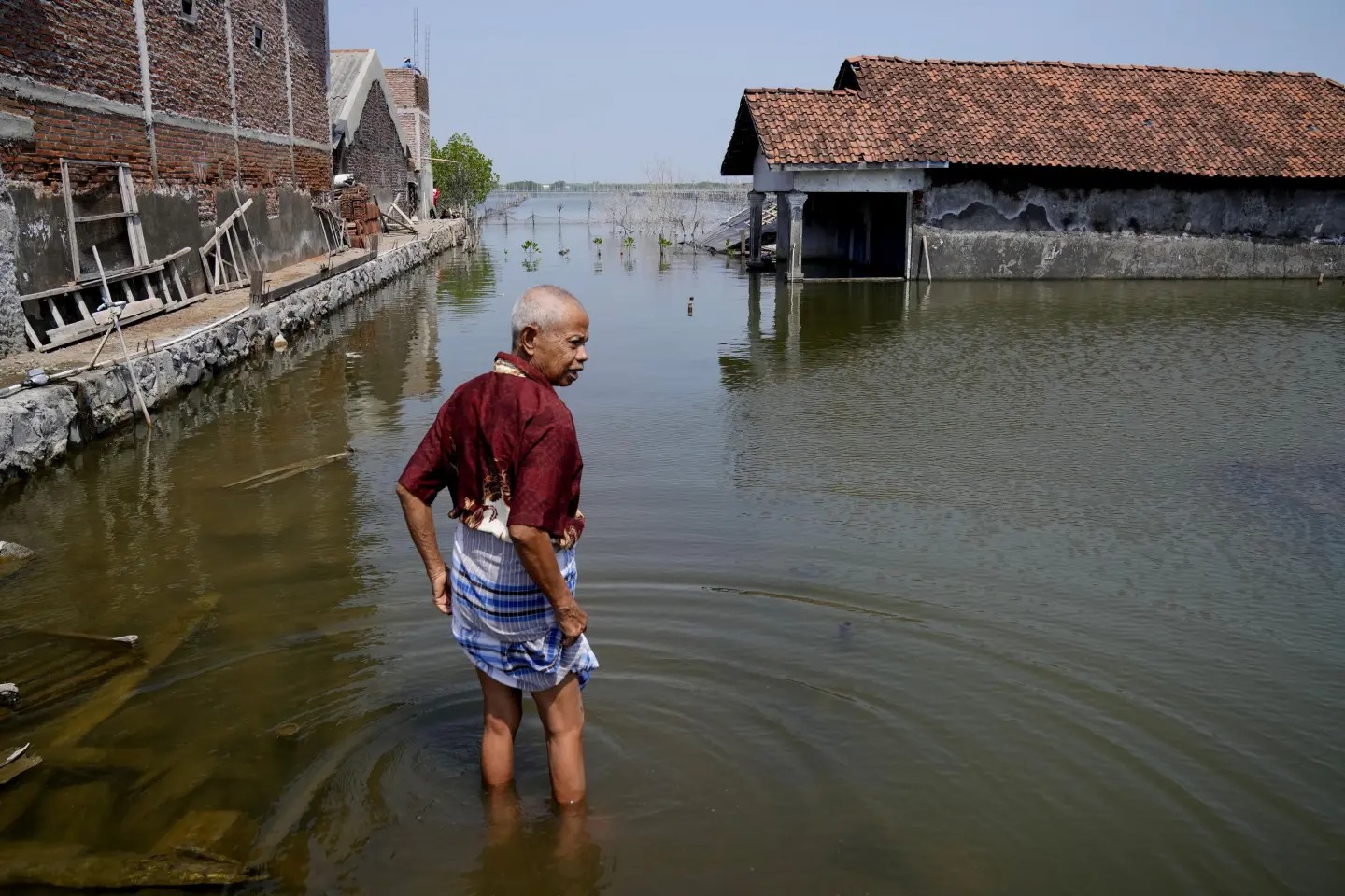 El aumento del nivel del mar por el derretimiento de la capa de hielo de Groenlandia causaría un impacto en comunidades costeras de todo el mundo. - Foto Dita Alangkara/AP