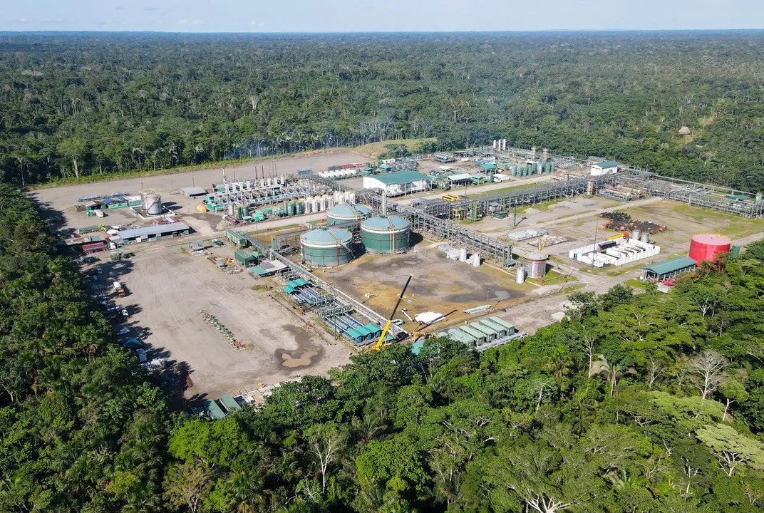 Centro de procesamiento de petróleo enmedio del Parque Nacional Yasuni, en la Amazonía del Ecuador. - Foto Rodrigo Buendia/AFP/Getty