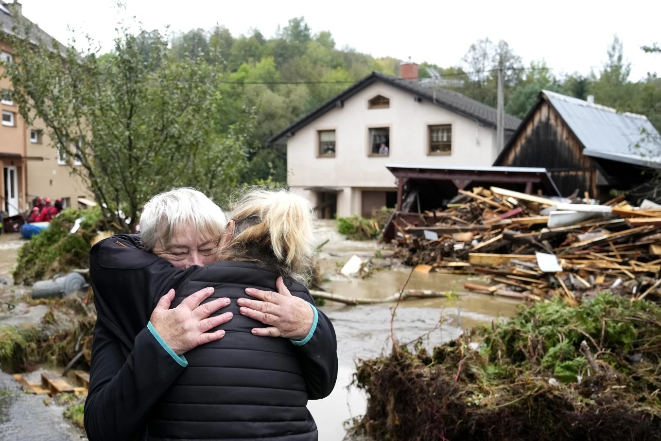 Los eventos climáticos extremos como tormentas y huracanes son cada vez más difíciles de predecir, incluso dentro de los patrones de El Niño y La Niña. - Foto Petr David Josek/AP