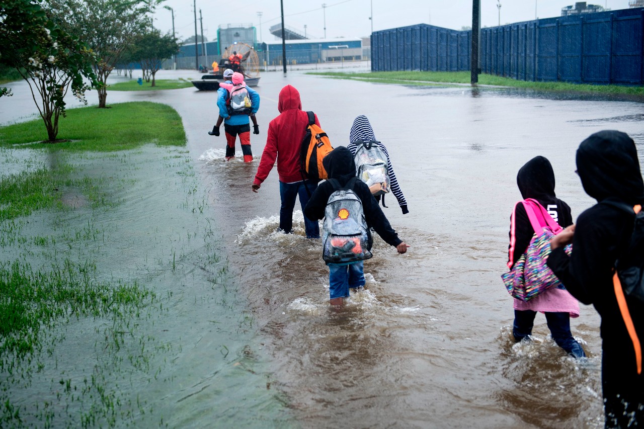 El cambio climático ha aumentado la probabilidad de inundaciones, olas de calor, concentraciones de contaminación del aire entre otras amenazas que afectan la salud de los estudiantes cada día. - Foto BRENDAN SMIALOWSKI/AFP/Getty Images