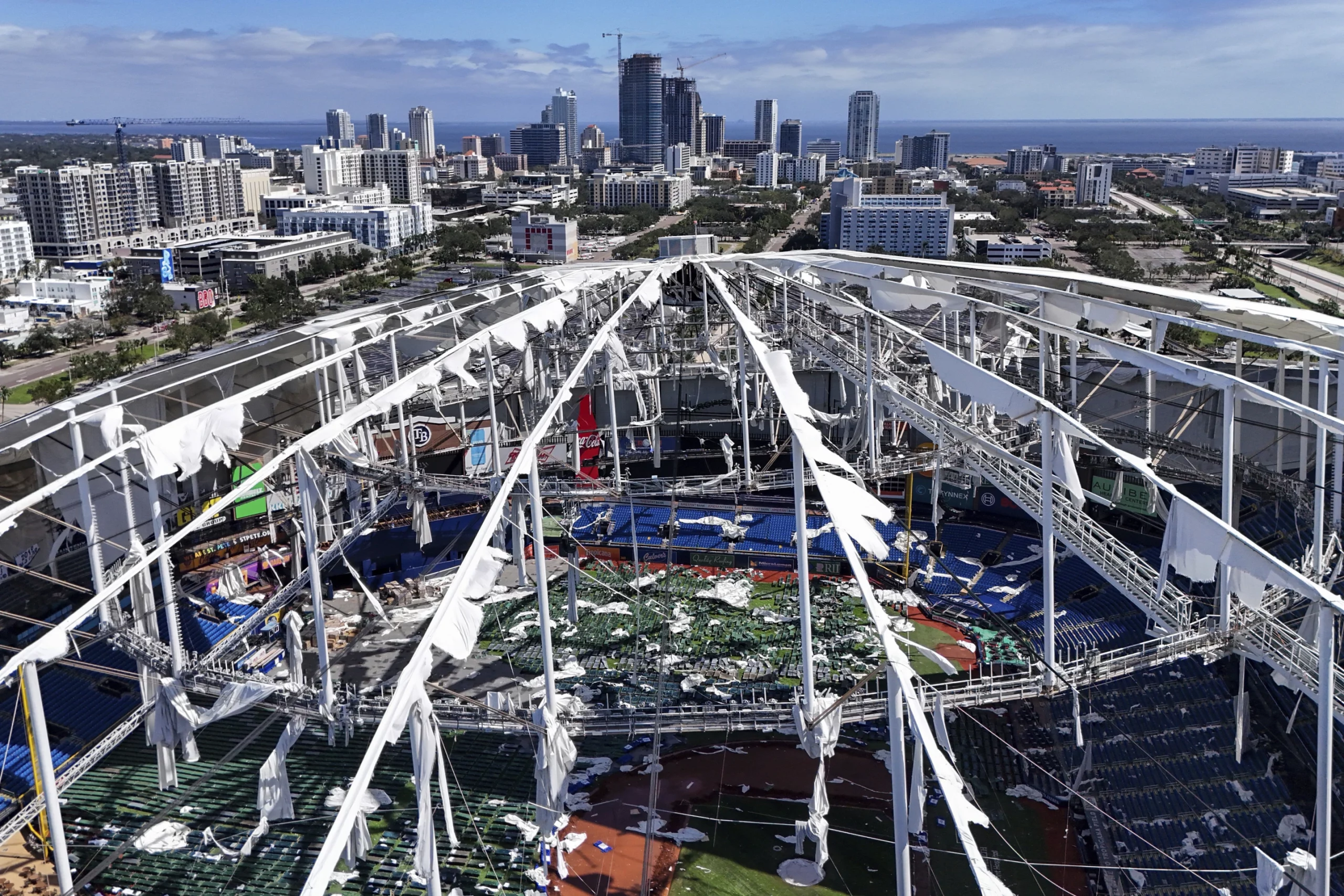 El tejado del estadio Tropical Field devastado tras el paso del huracán Milton en St. Petersburg, Florida. - Foto Mike Carlson/AP