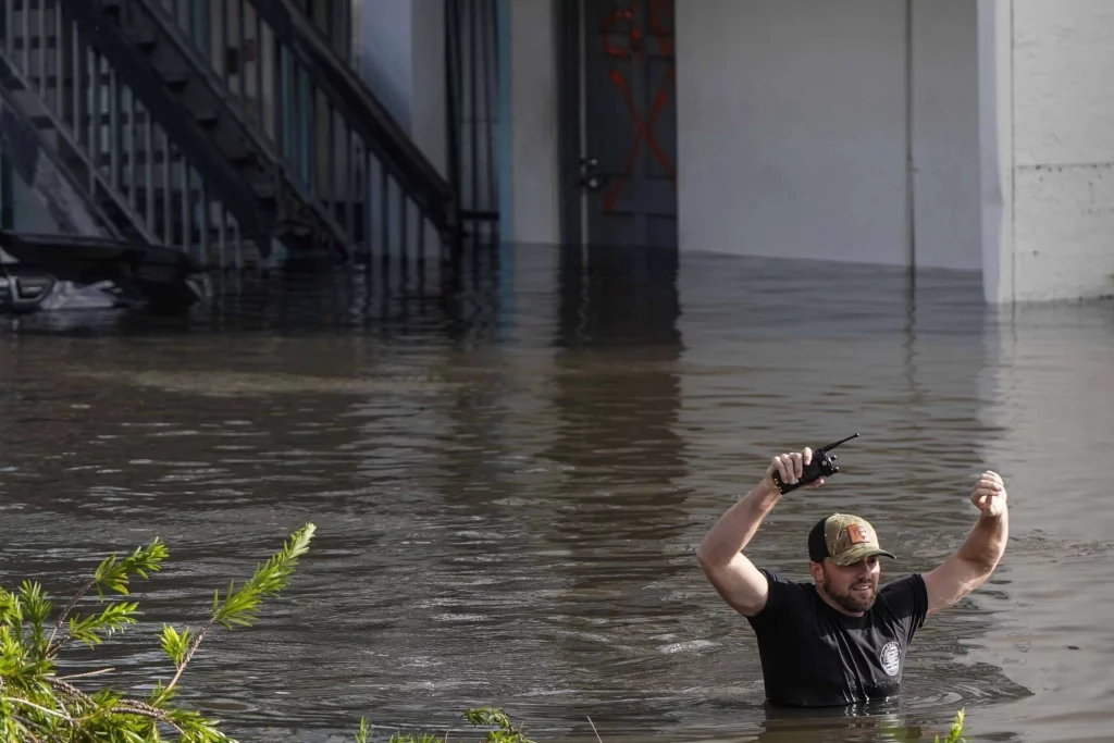 El huracán Milton dejó severas inundaciones en múltiples vecindarios de Florida. - Foto Mike Stewart/AP