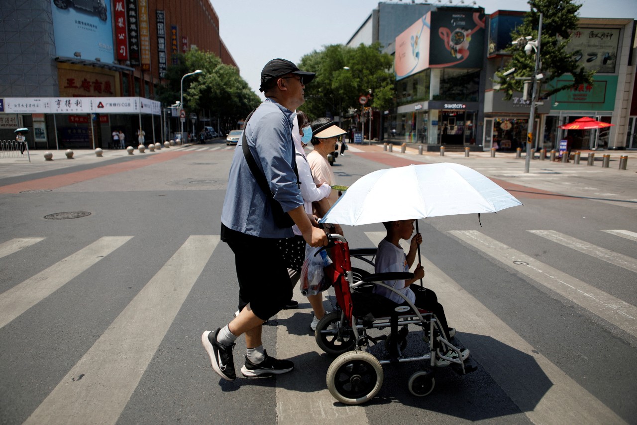 A las ciudades cada vez se les dificulta más adaptarse al clima extremo, como olas de calor de más de 50°C. - Foto Florence Lo/Reuteres