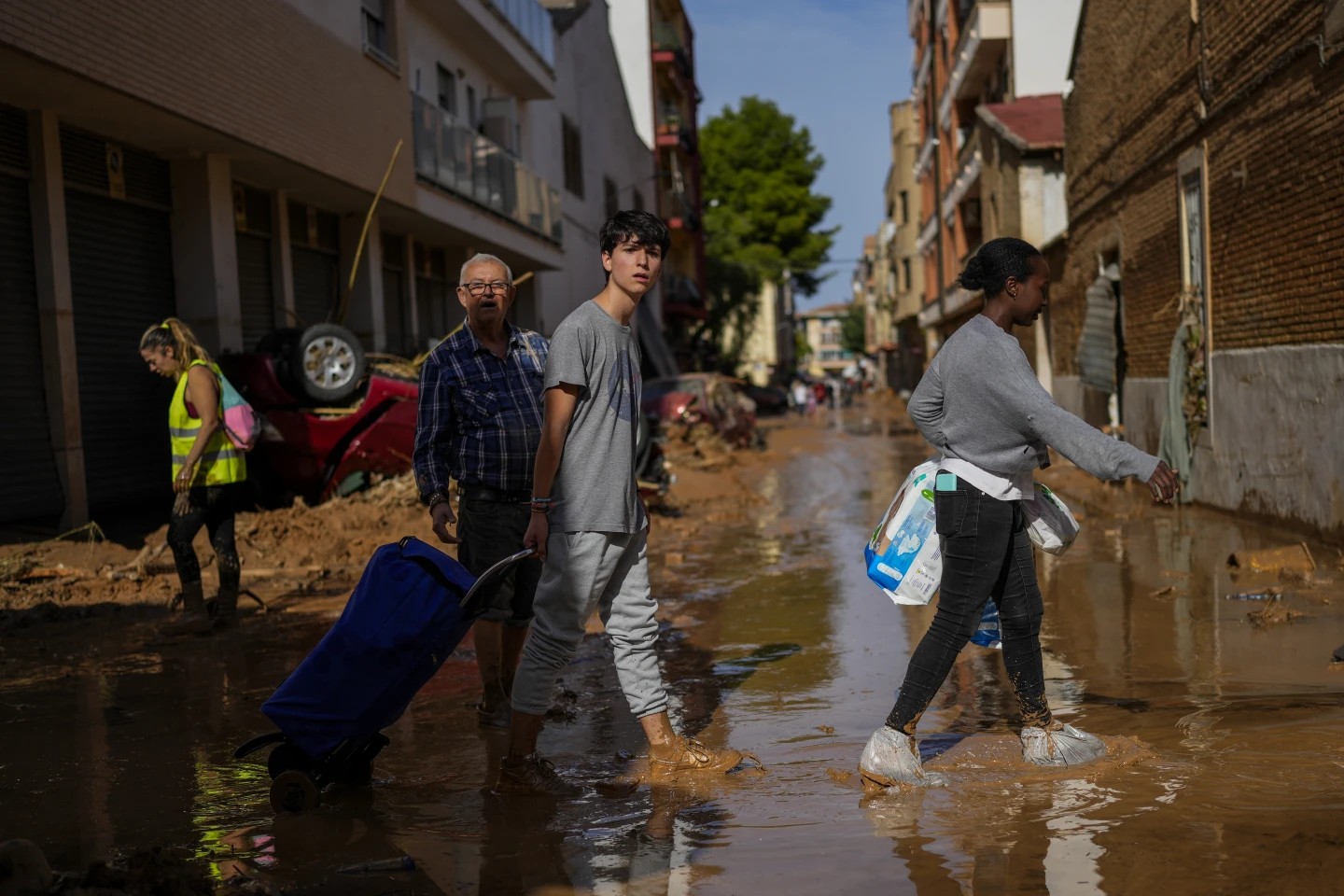 Las inundaciones llenaron de lodo calles y campos de las ciudades en Valencia. - Foto Manu Fernandez/AP