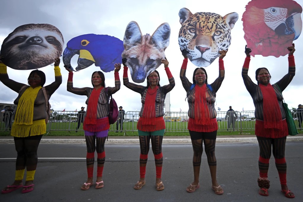 Mujeres indígenas resaltan la vulnerabilidad de las especies silvestres. - Foto Eraldo Peres/AP