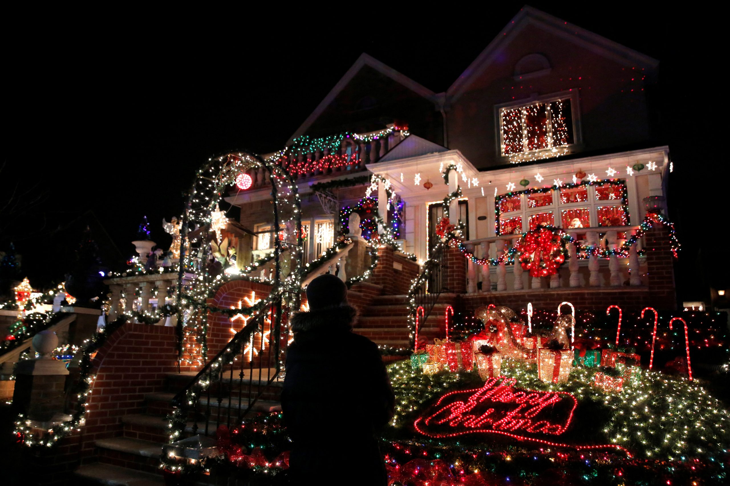 Las decoraciones navideñas e iluminaciones llenan hogares, comercios y calles durante los meses festivos, sin embargo, significan un impacto para el ambiente. - Foto Andrew Kelly/Reuters