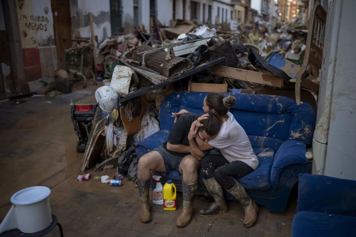 Inundaciones en España desplazaron hogares, edificios y comercios por completo. - Foto Emilio Morenatti/AP