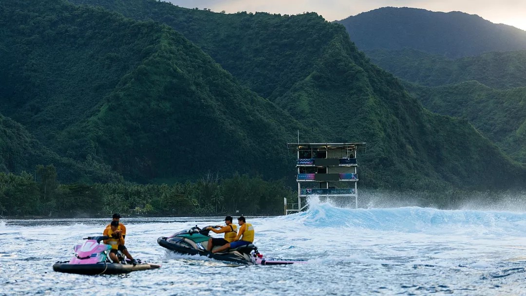 Estructuras para los eventos de los Juegos Olímpicos de París 2024 en Tahití causaron daños en arrecifes de coral. - Foto Ed Sloane/Pool Photo/AP