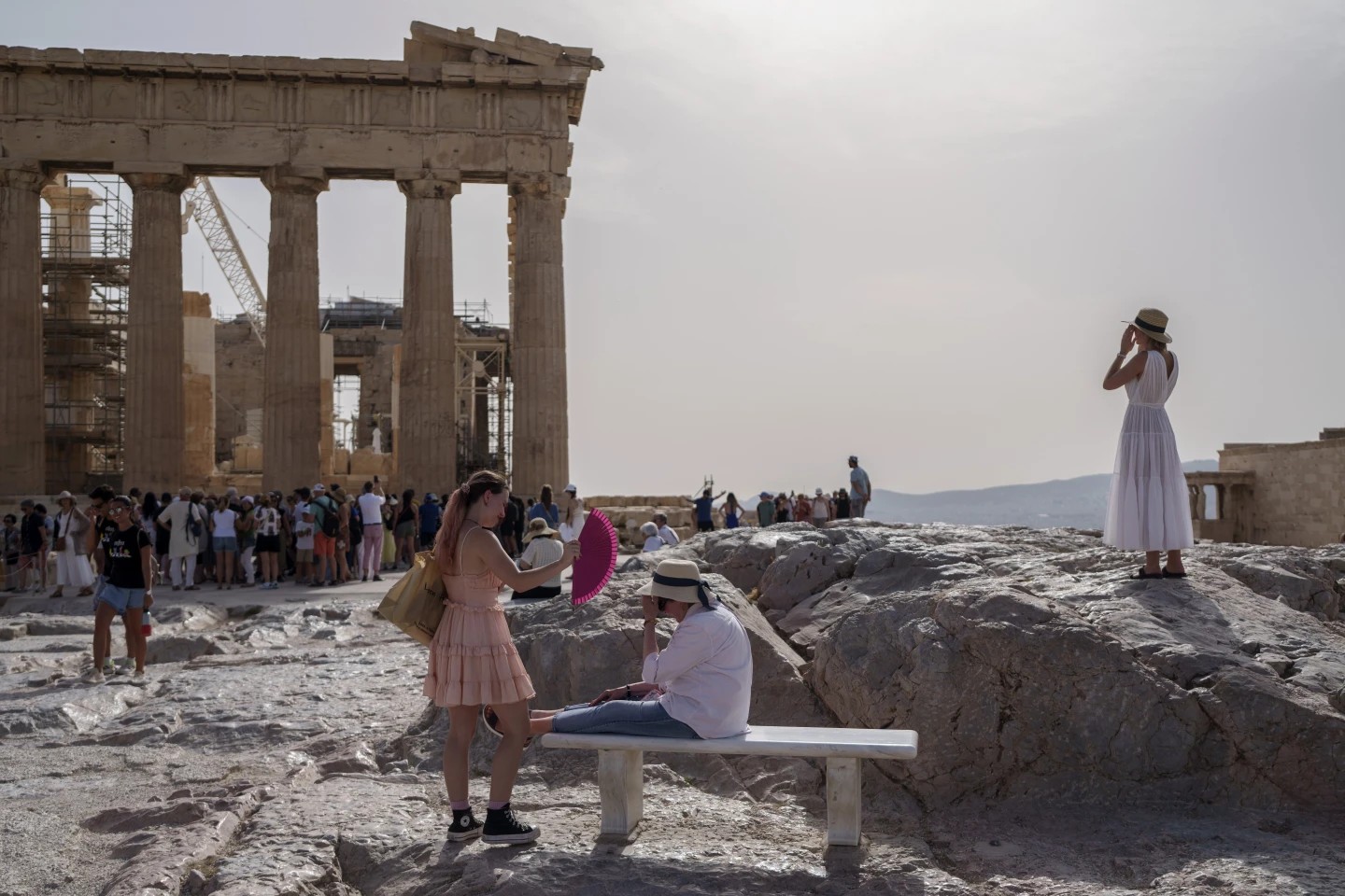 Lugares turísticos que suelen visitarse en verano ahora son casi imposibles de conocer debido a las altas temperaturas que agotan a las multitudes. - Foto Petros Giannakouris/AP