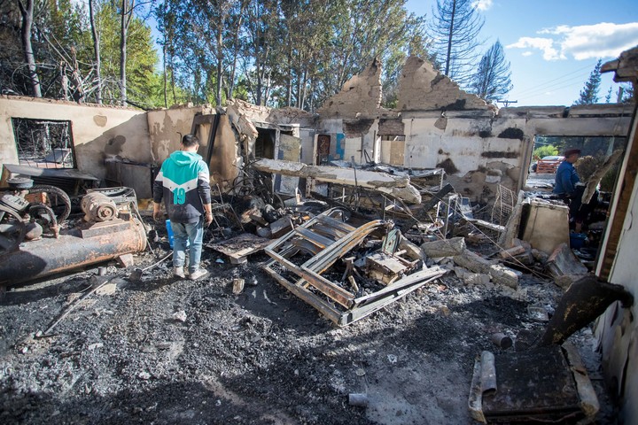 Casas en Epuyén quedaron completamente quemadas tras incendios que han durado semanas. - Foto Martin Levicoy/AFP