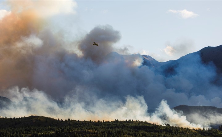 Los fuertes vientos han complicado los intentos de brigadistas por contener el fuego. - Foto Matias Garay/Reuters