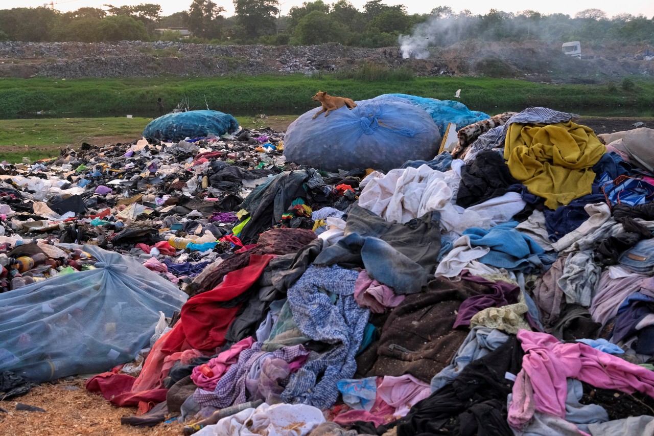 La moda rápida ha llevado a grandes empresas a sobreproducir cantidades de ropa y artículos de forma acelerada y sin regular. - Foto Francis Kokoroko/Reuters