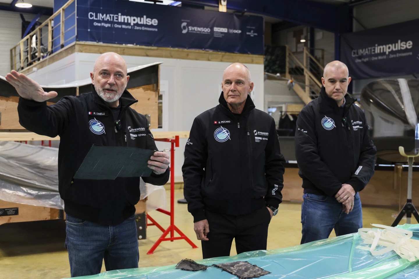 Pilotos Bertrand Piccard y Raphael Dinelli presentaron avances del avión impulsado por hidrógeno líquido. - Foto Yohan Bonnet/AP