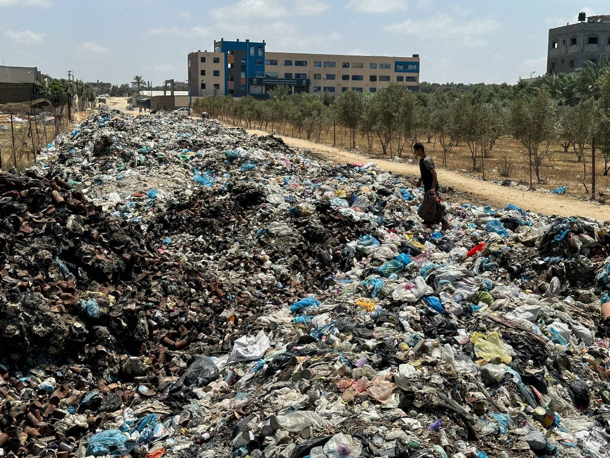 Los vertederos improvisados han invadido los alrededores de campos de refugiados, poniendo en riesgo el ambiente y la salud de las personas. - Foto Reuters