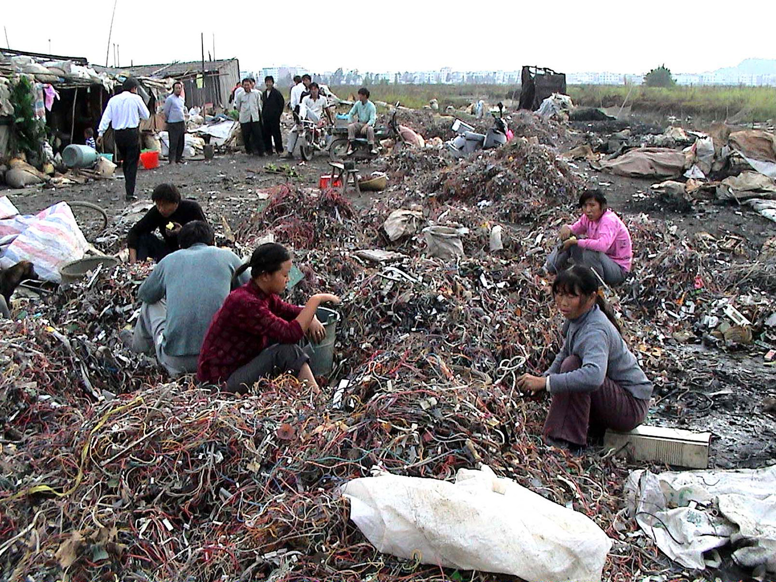 Los desechos electrónicos son exportados a países en desarrollo donde son desechados con prácticas no reguladas, liberando grandes cantidades de toxinas al ambiente. - Foto baselactionnetwork/Flickr - CC BY-ND 2.0