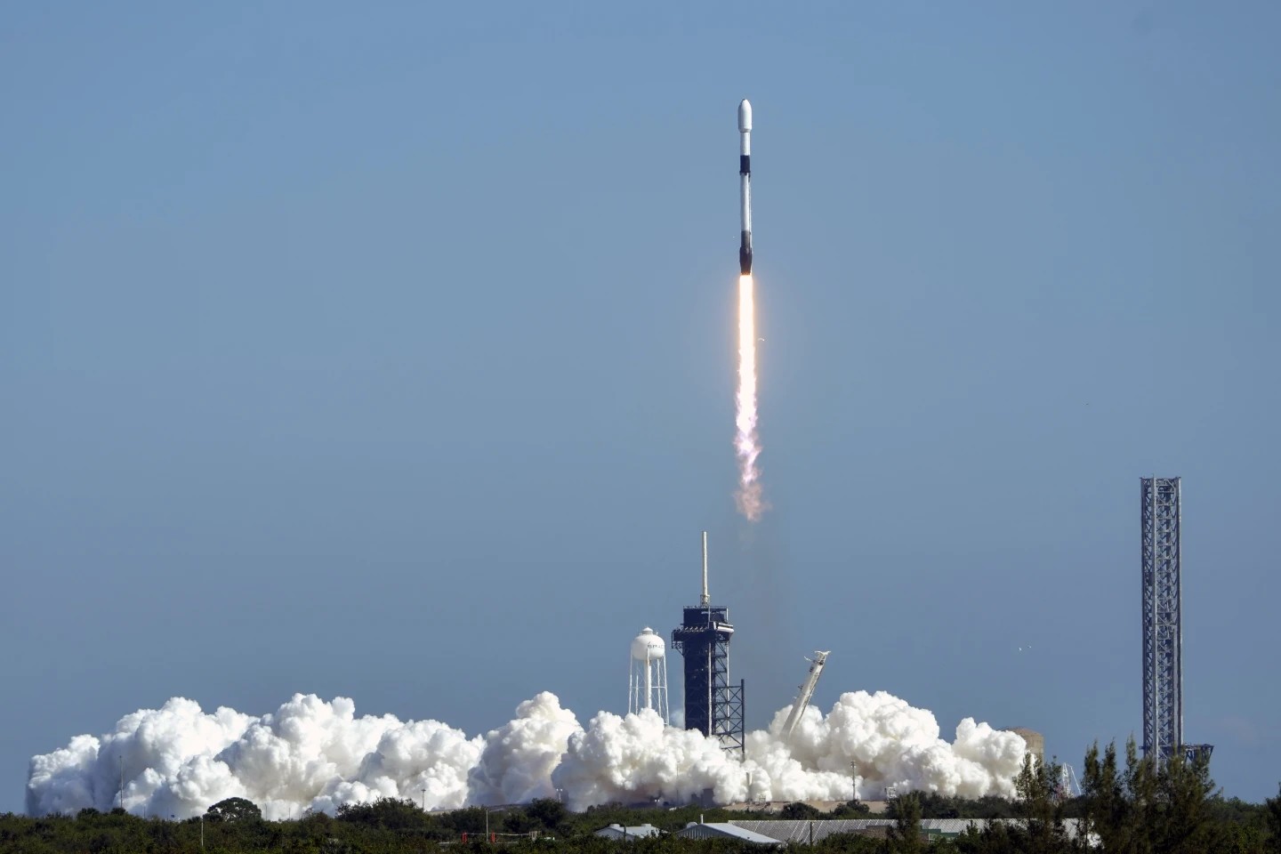 Los cohetes y satélites han generado desechos en el espacio, pero también se han colado fragmentos que se generan en la Tierra. - Foto John Raoux/AP