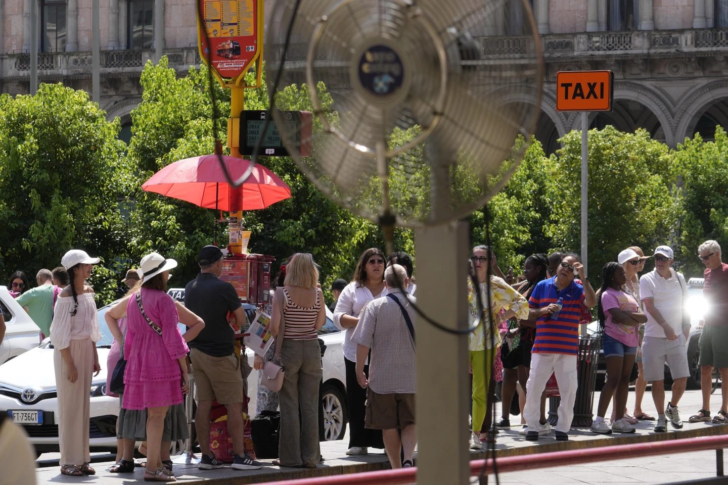 Eventos climáticos extremos, como las olas de calor, invaden las ciudades del mundo, tanto grandes como pequeñas. - Foto Luca Bruno/AP