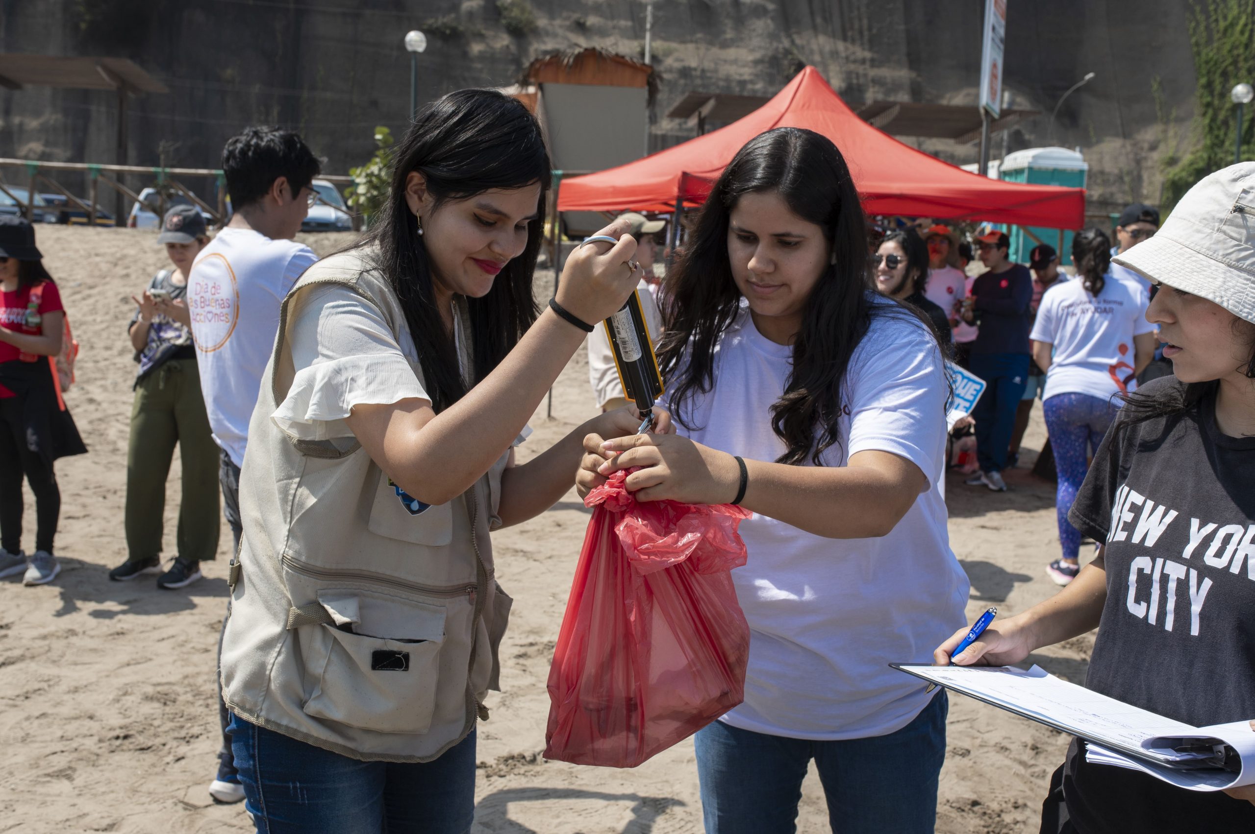Limpieza de desechos en playa de Los Yuyos. - Foto Proa