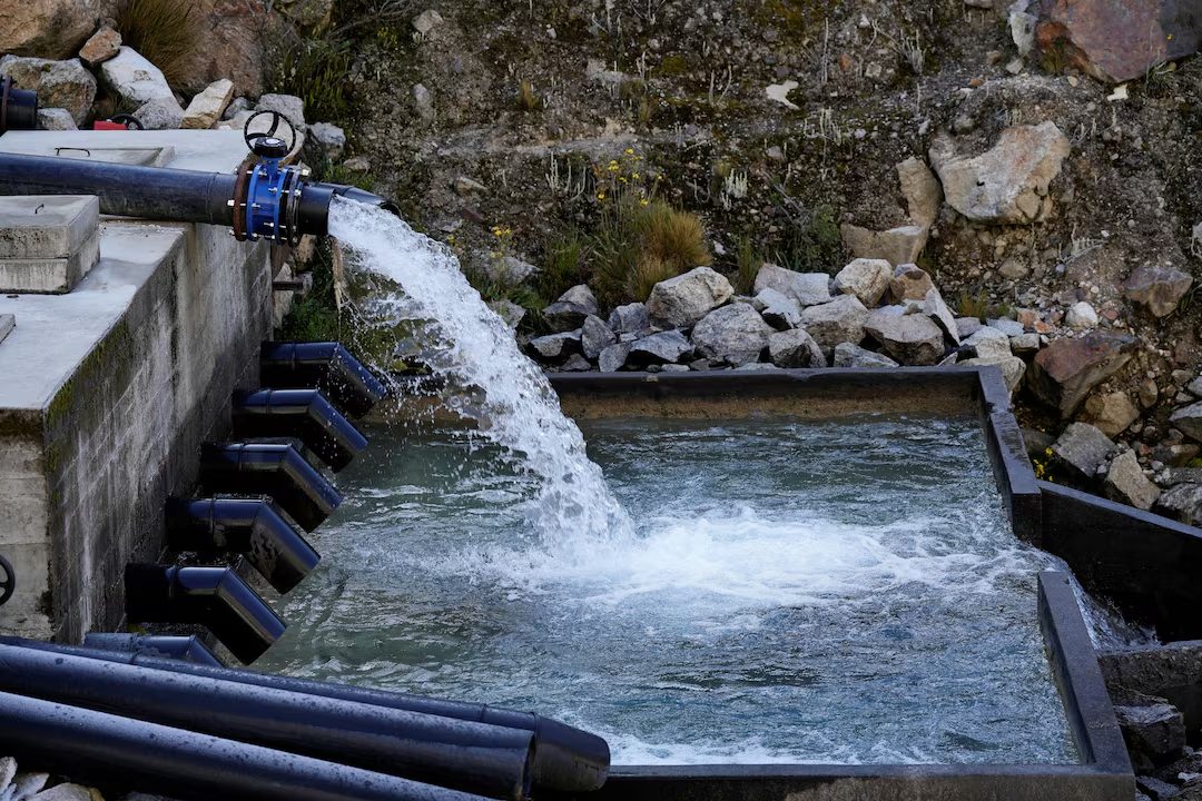 Ductos de descarga de la empresa energética alemana RWE en la laguna Palcacocha, en Huaraz, Perú. - Foto Angela Ponce/Reuters
