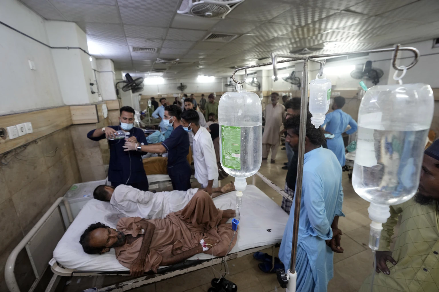 Países donde el calor extremo se ha prologando e intensificado más de lo normal está afectando la salud severamente. - Foto Fared Khan/AP