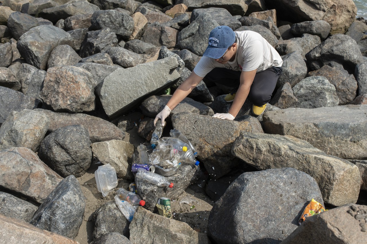 Las plyas más transitadas suelen ser que más se llenan de residuos, en su mayoría plásticos de un solo uso. - Foto Proa
