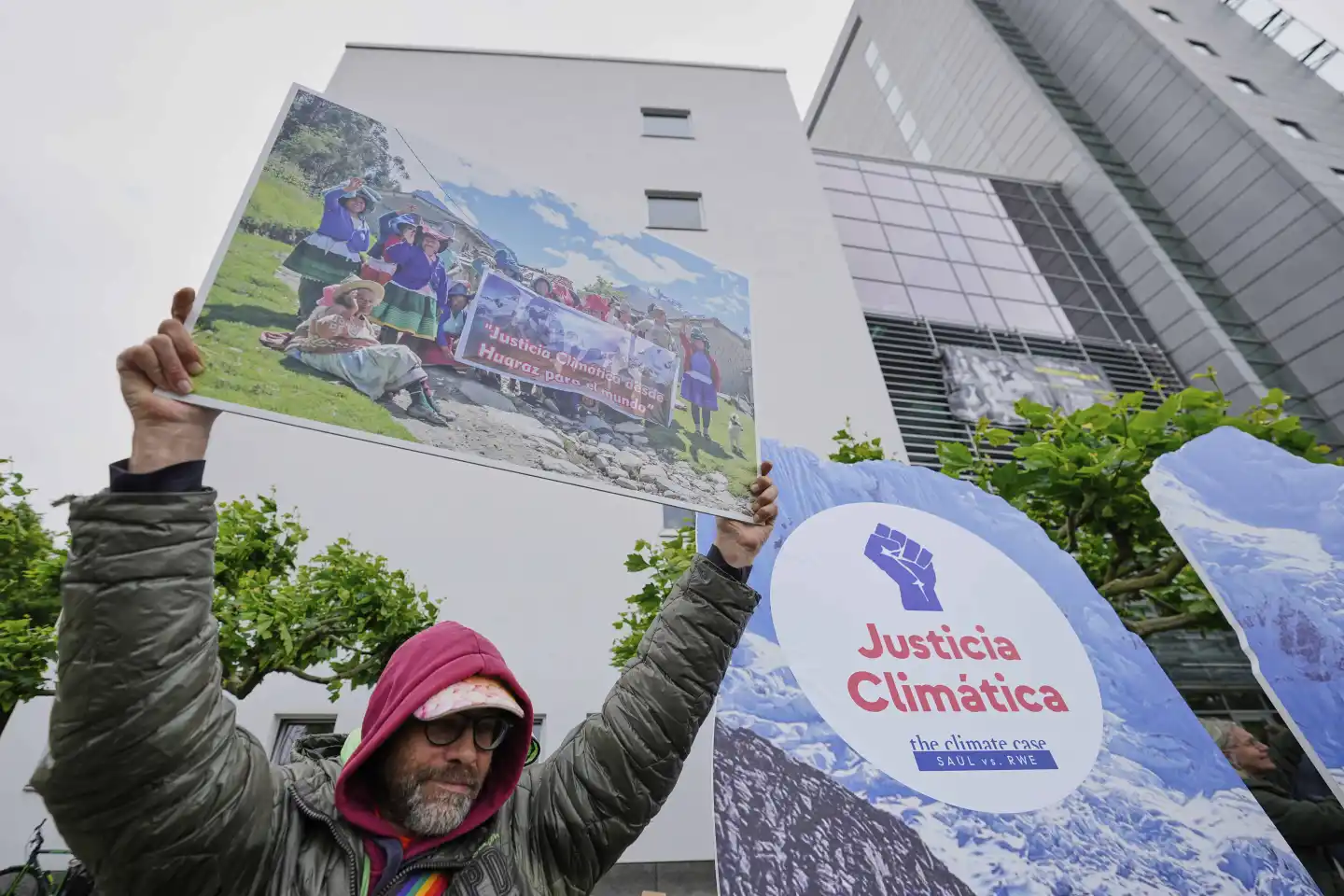 Protestas en apoyo a la demanda de Saúl Lliuya afuera de la corte alemana en Hamm, Alemania. - Foto Martin Meissner/AP