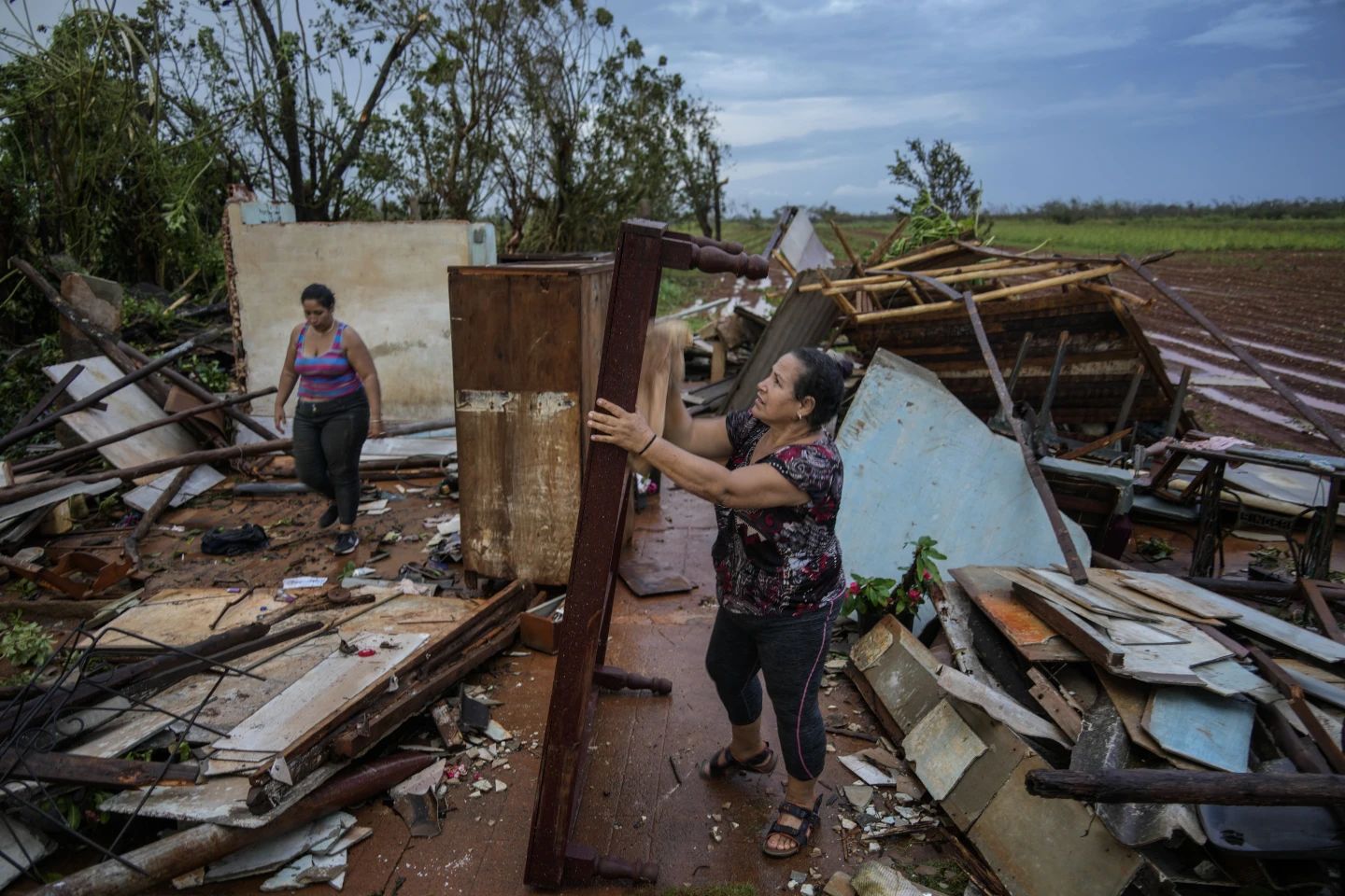 Las tormentas y huracanes son cada vez más intensas y frecuentes, dificultando a las comunidades más vulnerables recuperarse a tiempo. - Foto Ramon Espinosa/AP