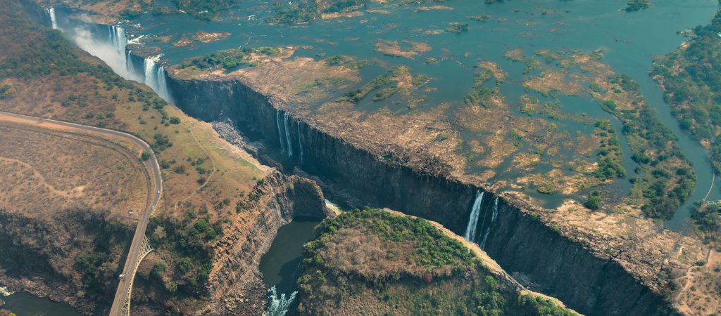 Las Cataratas Victoria, en África, han llegado a secarse durante periodos de sequía extrema, impacando en la economía local que depende del turismo. - Foto HandmadePictures/Shutterstock
