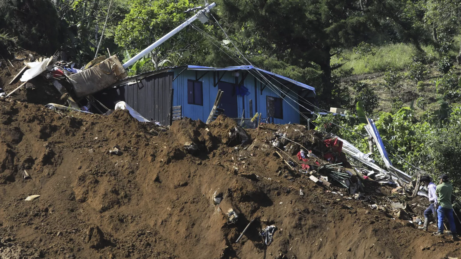 Deslizamientos se llevaron varias casas en Colombia por intensas lluvias a finales de junio. - Foto Fredy Amariles/AP
