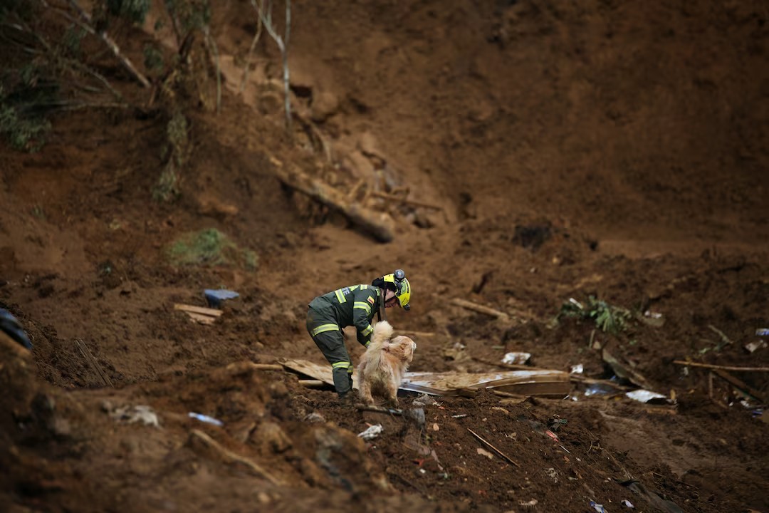 Rescates tras deslizamientos de hogares en Colombia. - Foto Juan David Duque/Reuters