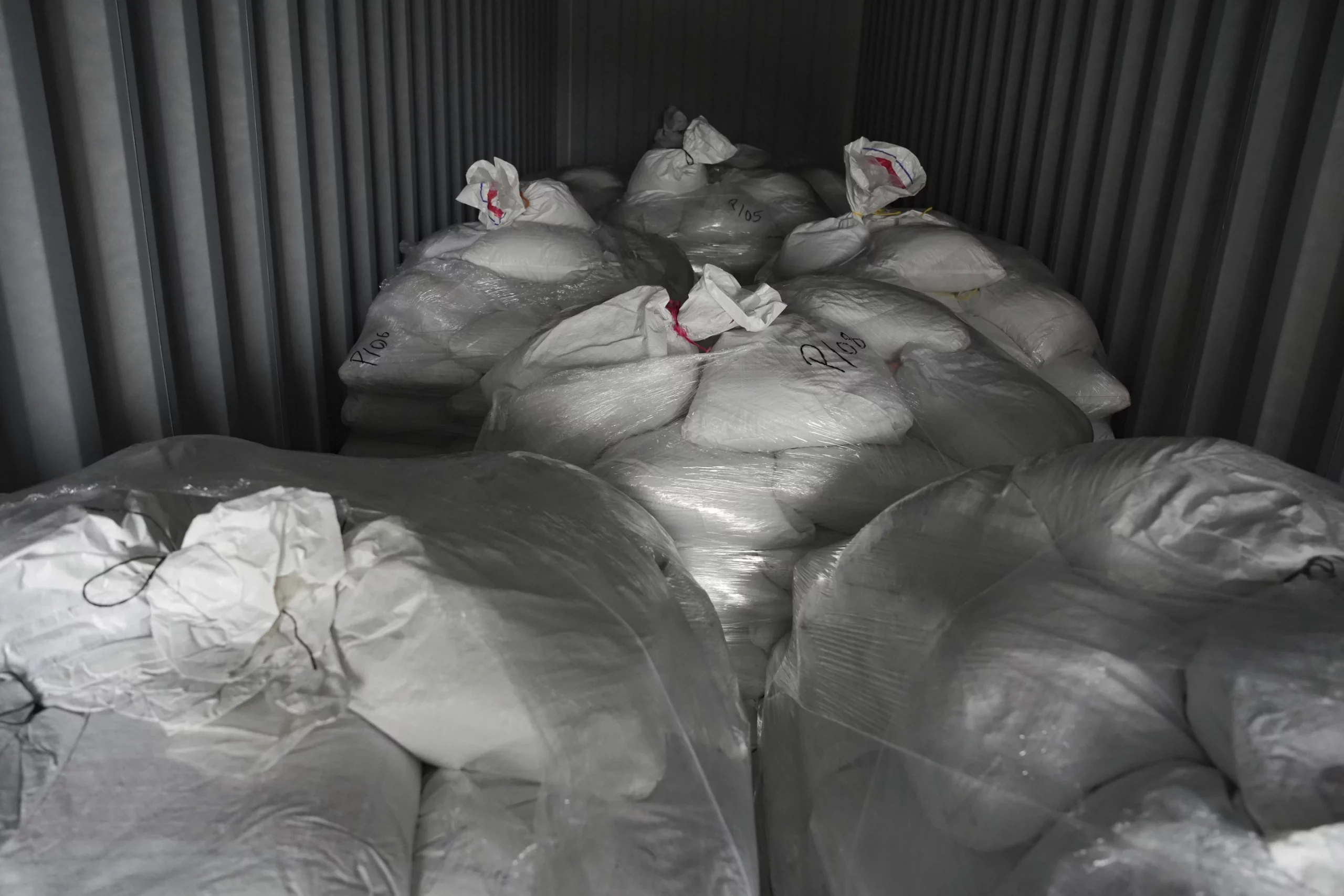 Sacos de mercurio fueron encontrados en contenedores en Lima, Perú. - Foto Guadalupe Pardo/AP