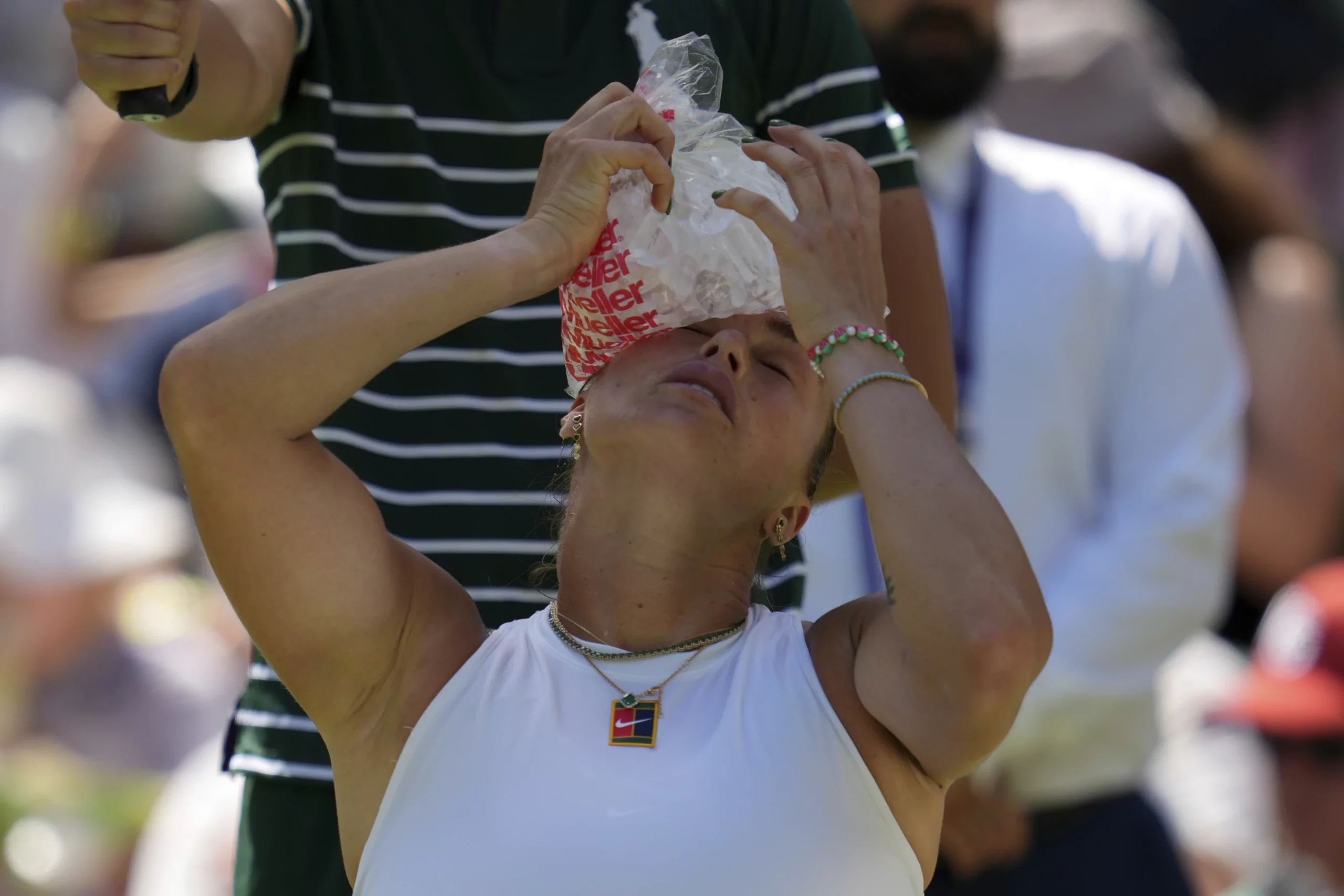 Otros deportes también se han visto afectados por las altas temperaturas y condiciones extremas, como en Europa durante los partidos de Wimbledon, donde los jugadores han tenido que jugar bajo sofocantes condiciones. - Foto Kin Cheung/AP