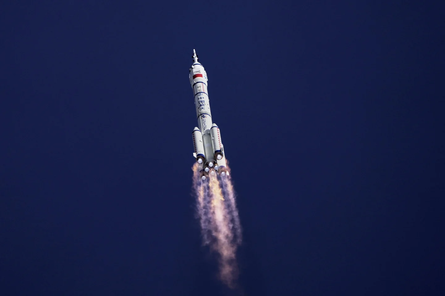 Se hacen más de 250 lanzamientos espaciales al año - Foto Andy Wong/AP News