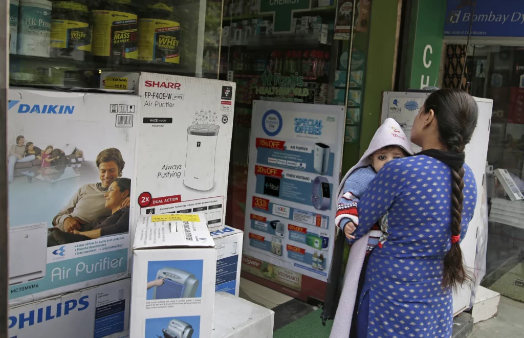 Niños, mujeres y trabajadores al aire libre son de los grupos más afectados ante los altos niveles de contaminación del aire. - Foto Altaf Qadri/AP