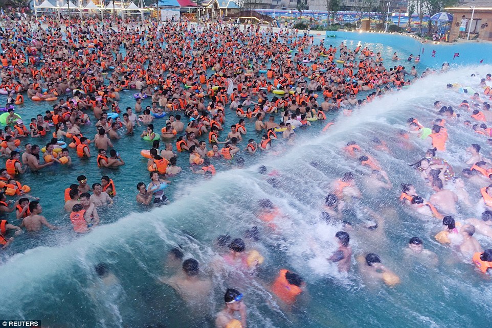 Piscinas de olas climatizadas son invadidas durante el verano. - Foto Reuters